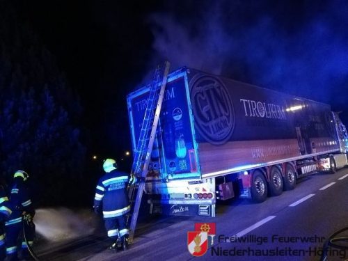 Kunststoff Ladung auf LKW in Brand geraten