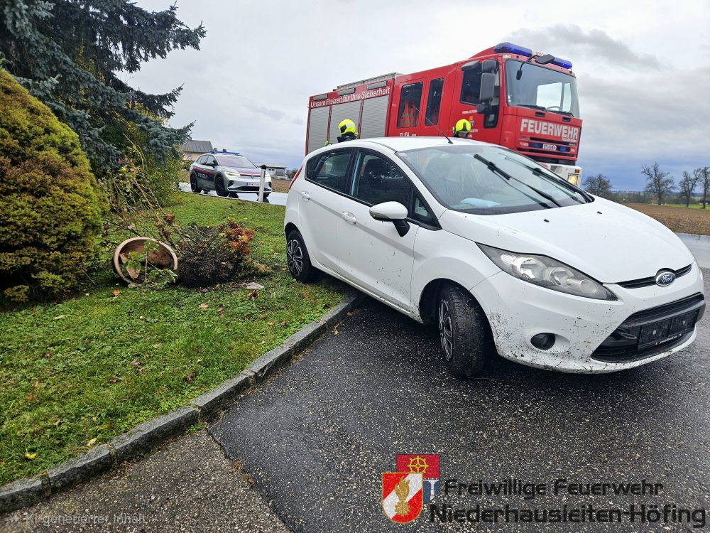 Fahrzeugbergung neben Feuerwehrhaus