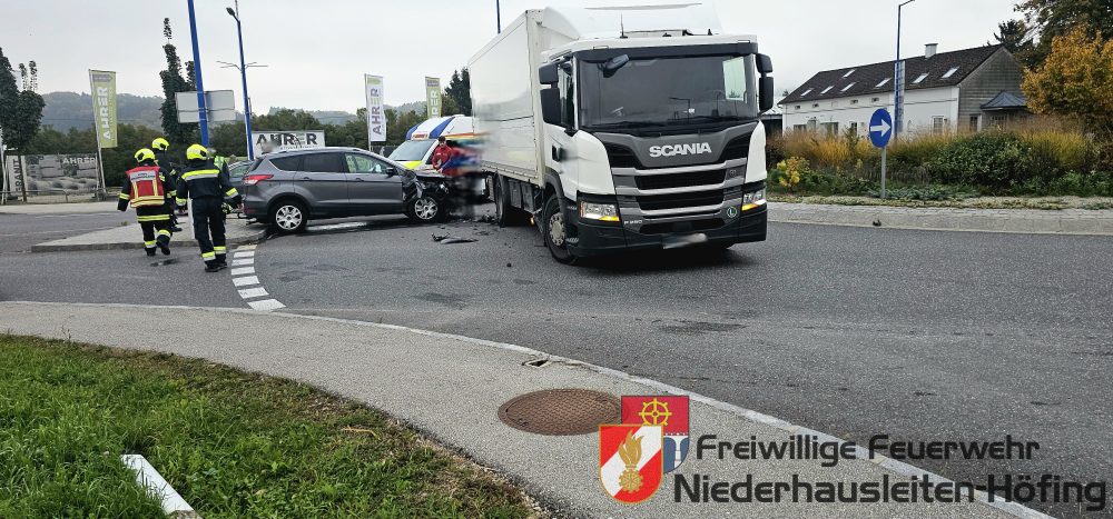 PKW prallte in LKW – Lenker unverletzt